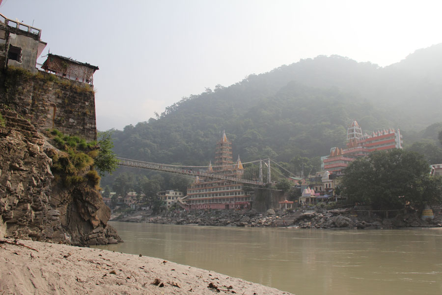 Le pont de Laxman Jhula enjambant le Ganges. Rishikesh, Uttarakhand