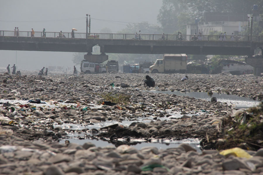 Le lit asséché d'une rivière sert de dépotoir à ciel ouvert. Rishikesh, Uttarakhand