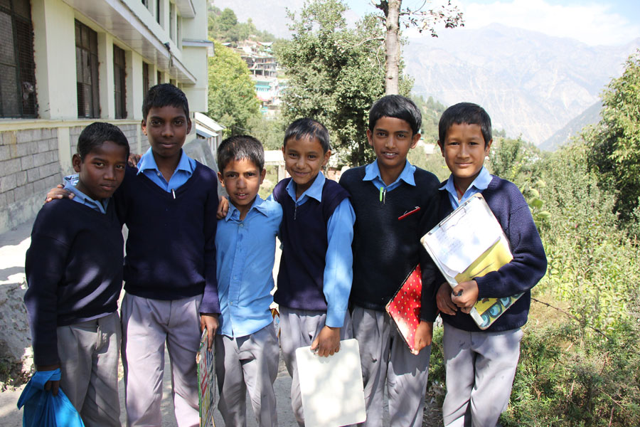 Des enfants se rendant à l'école. Rekong Peo, Himachal Pradesh