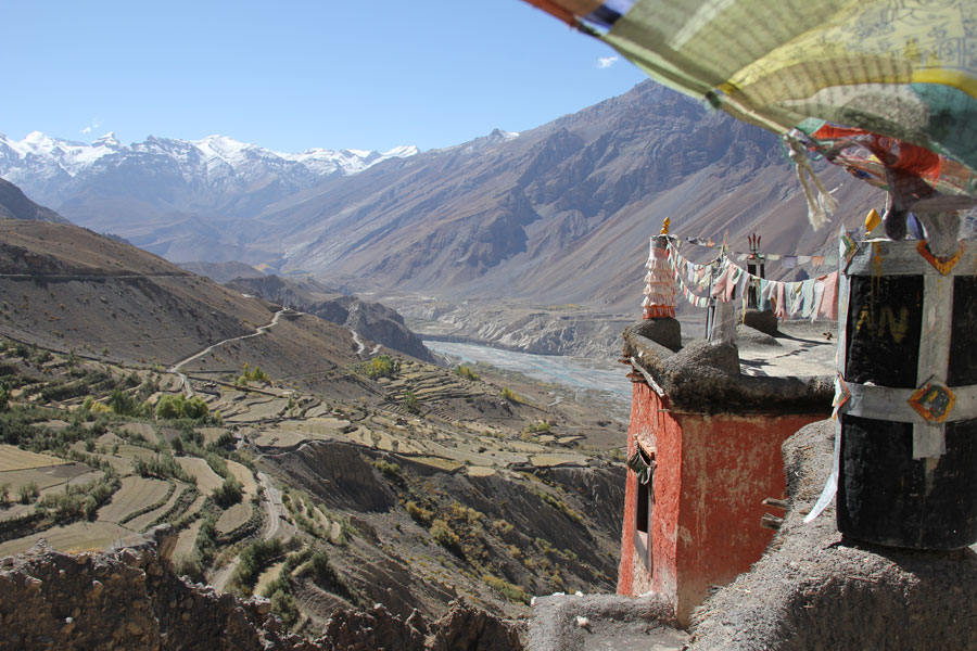 Les champs répartis en étage sur les contreforts de la vallée de Spiti. Dhankar, Himachal Pradesh
