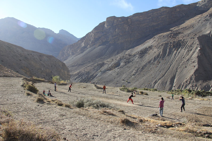 Une partie de cricket à 3650 mètres d'altitude. Lhalung, Himachal Pradesh