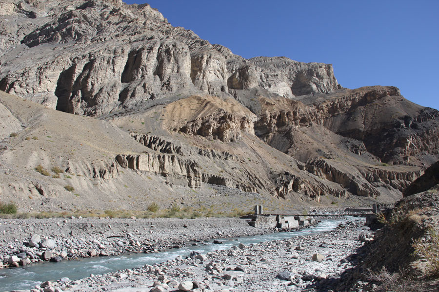 L'eau turquoise descend des glaciers himalayens. Lhalung, Himachal Pradesh
