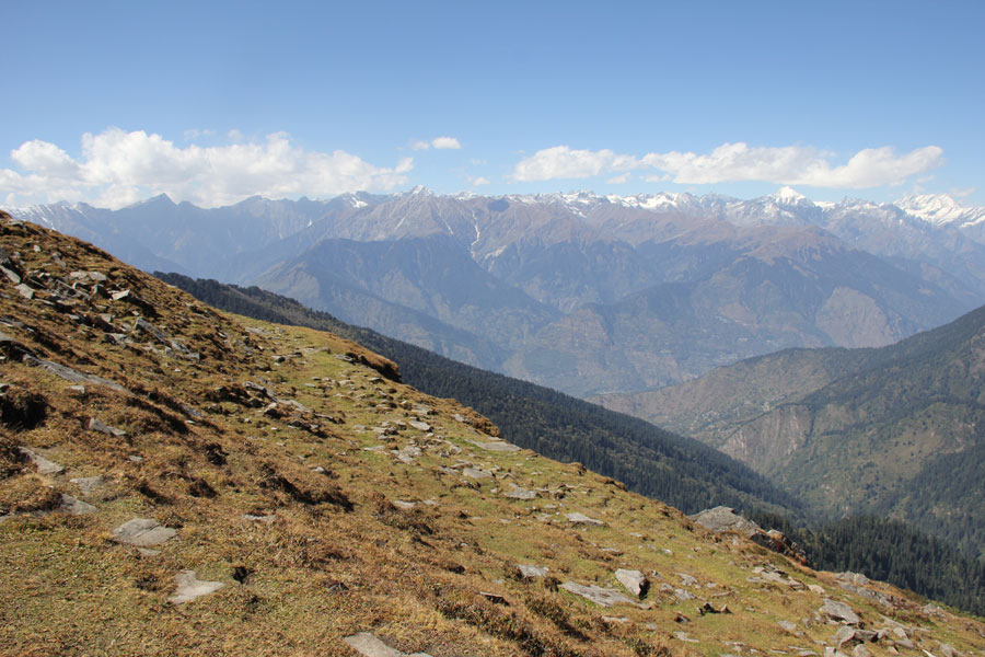 La vallée de Kullu en contrefort, vue à partir du col du Chandrakhani à 3650 mètres d'altitude. Chandrakhani, Himachal Pradesh