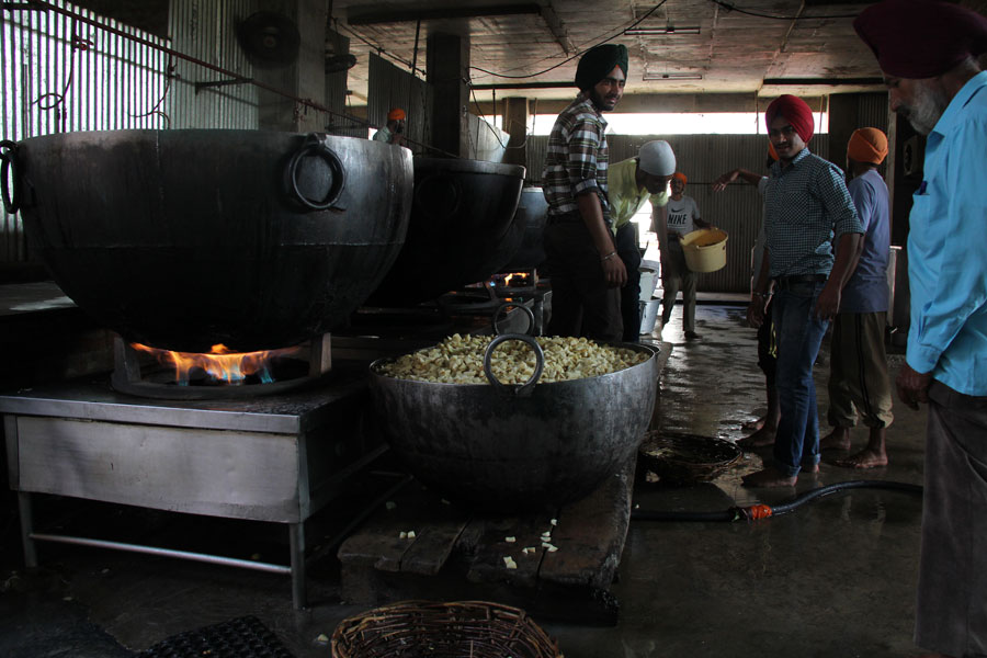 À l'intérieur des cuisines du Langar. Amritsar, Punjab