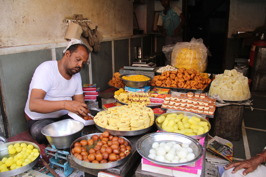 Un marchand de desserts traditionnels. Bikaner, Rajasthan