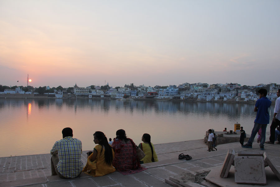 Des touristes observent le coucher de soleil aux abords du lac de Pushkar. Pushkar, Rajasthan