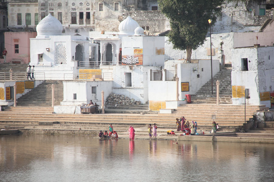 Des femmes se lavent à l'un des ghat en bordure du lac sacré de Pushkar. Pushkar, Rajasthan