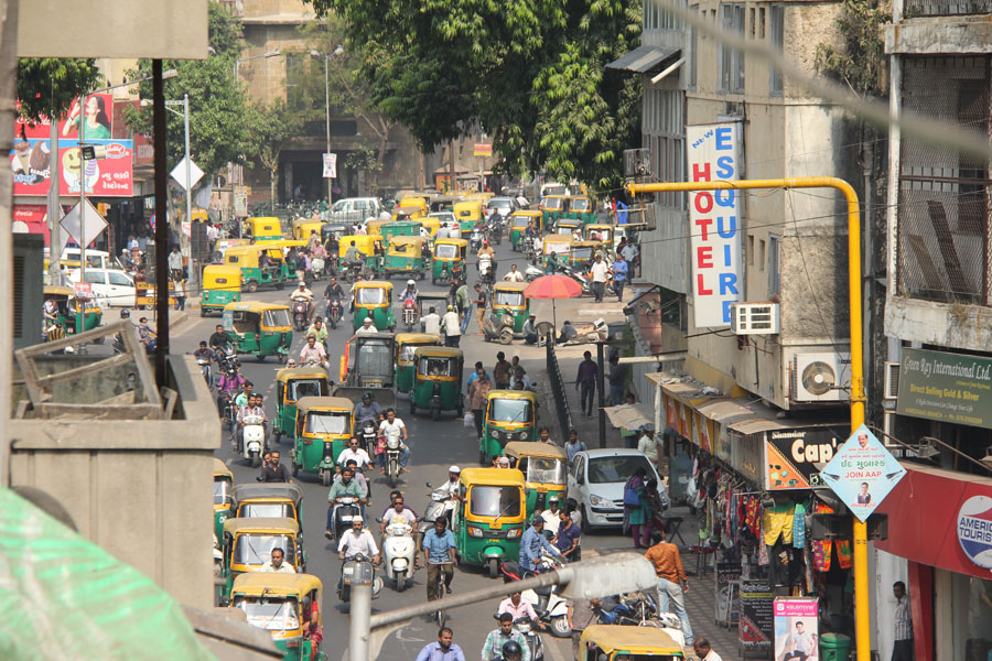 Le trafic dense d'Ahmedabad, la capitale du Gujarat. Ahmedabad, Gujarat