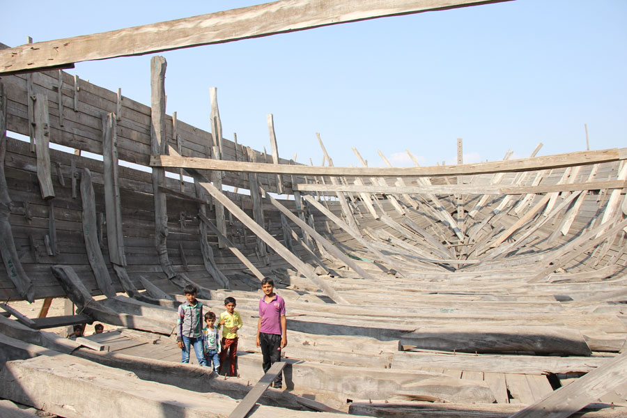 À l'intérieur d'un bateau en construction destiné au transport de marchandises dans le golf persique. Mandvi, Gujarat
