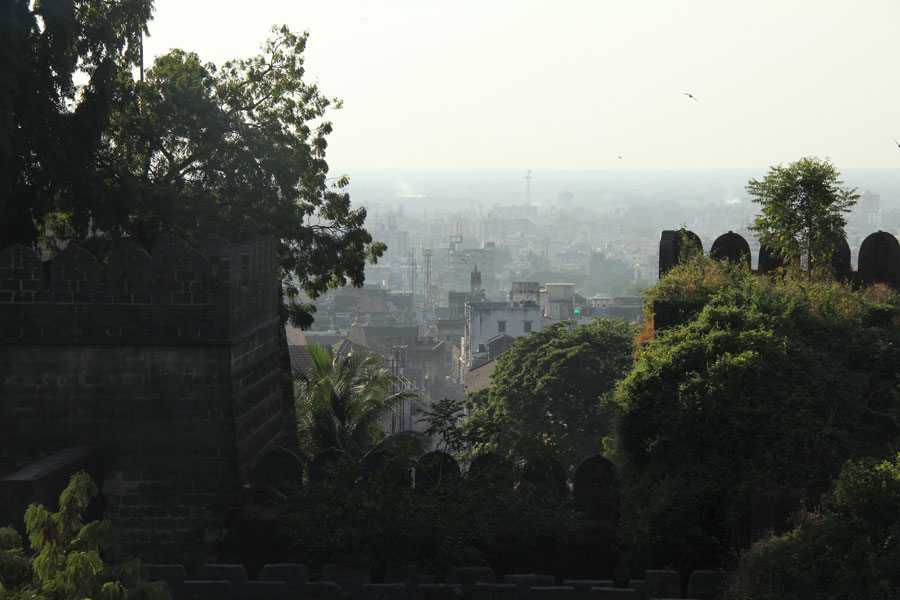 La jungle reprend ses droits sur les ruines de ce fort abandonné. Junagadh, Gujarat