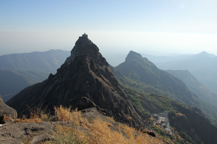 Point de vue à partir de l'un des sommets du pèlerinage de Girnar. Girnar, Gujarat