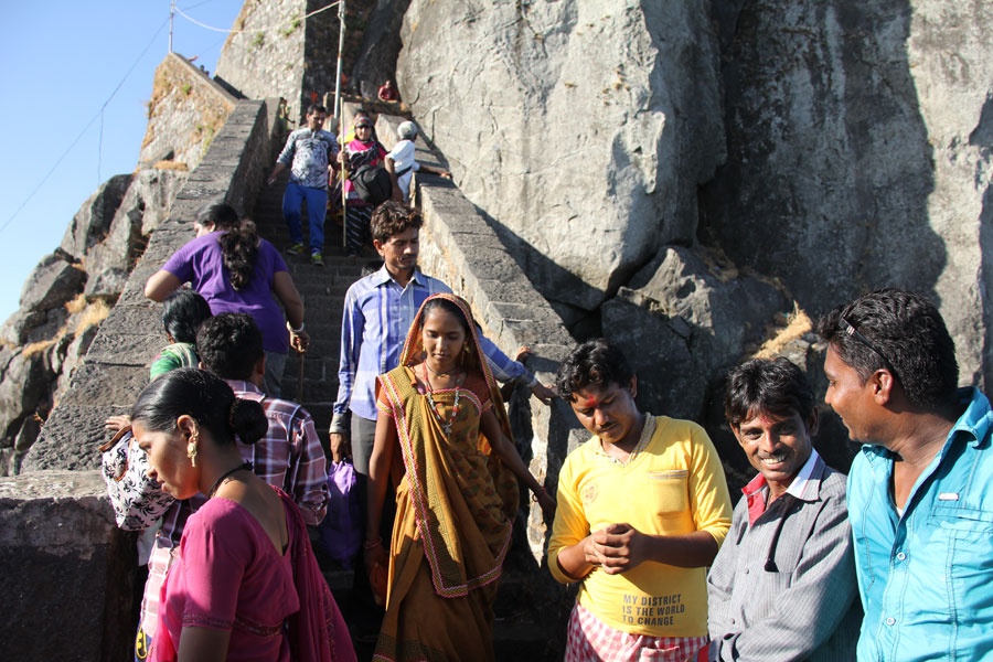 Des pèlerins se reposent sur le sentier du pèlerinage de Girnar. Girnar, Gujarat