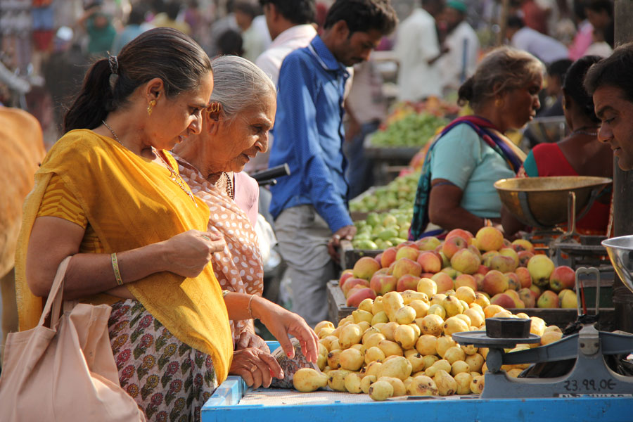 Une fille et sa mère font les courses au marché de fruits. Palitana, Gujarat