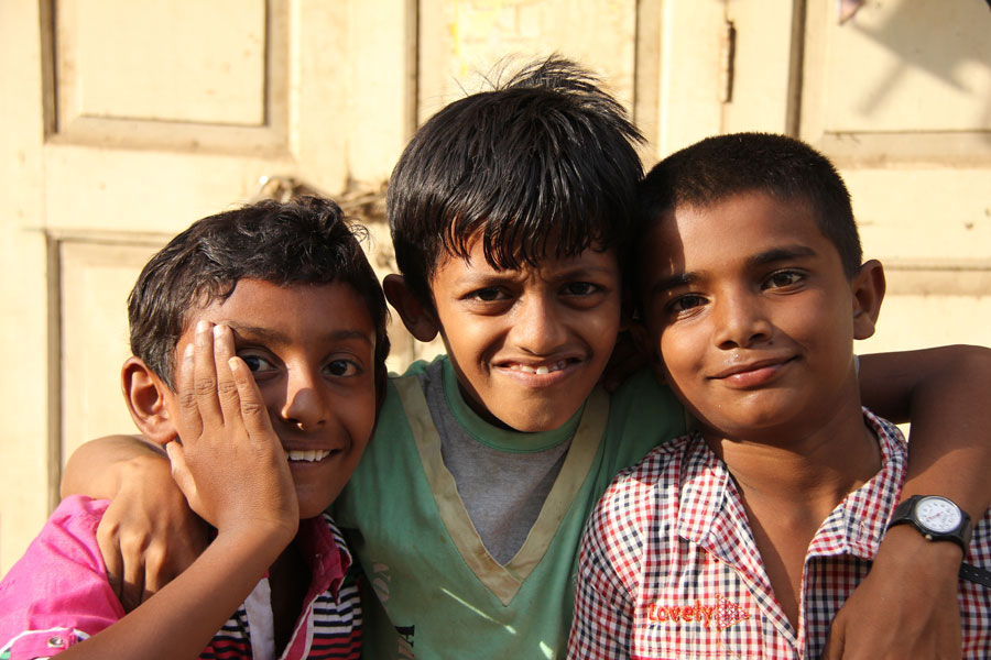 Un groupe d'enfants très heureux de se faire photographier. Palitana, Gujarat