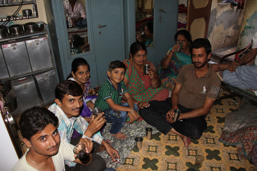 Invitation à boire le thé dans la maison d'une famille accueillante. Palitana, Gujarat
