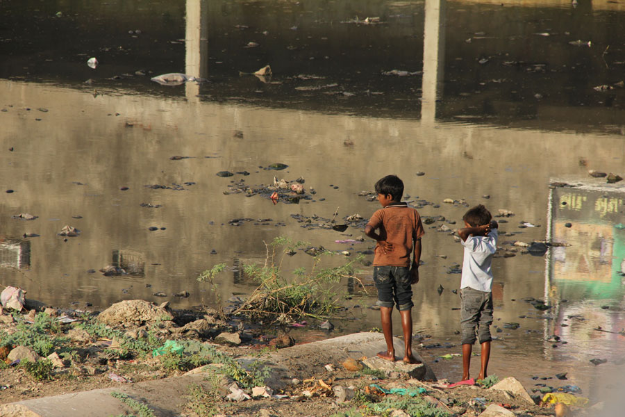 Des déchets flottent dans une rivière. Palitana, Gujarat