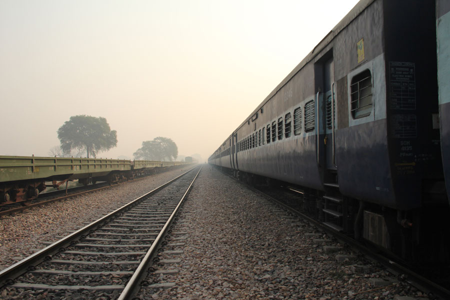 Le train Ahmedabad - Agra en attente du passage dans l'aube. Agra, Uttar Pradesh