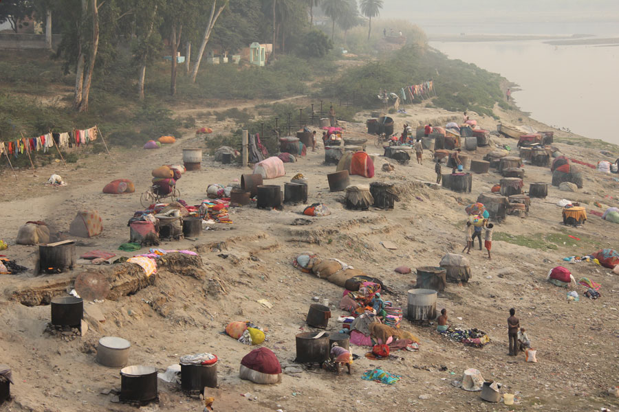 Des gens lavent des ballots de vêtements sur les bords de la rivière Yamuna. Agra, Uttar Pradesh