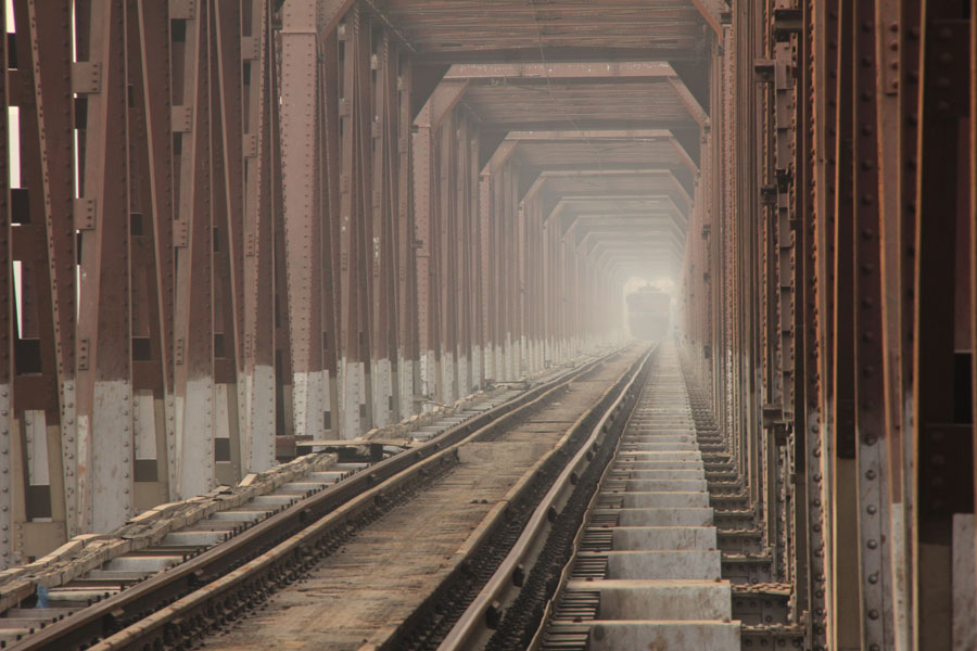 Un train embarque sur un pont ferroviaire traversant la rivière Yamuna. Agra, Gujarat