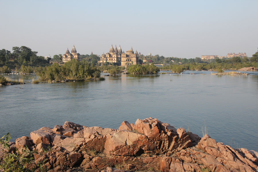 Quelques temples et tombes sur les abords de la rivière Betawa. Orchha, Uttar Pradesh