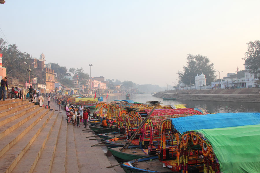 Des bateaux attendent les touristes sur le bord des ghats de la ville sacrée de Chitrakoot. Chitrakoot, Uttar Pradesh