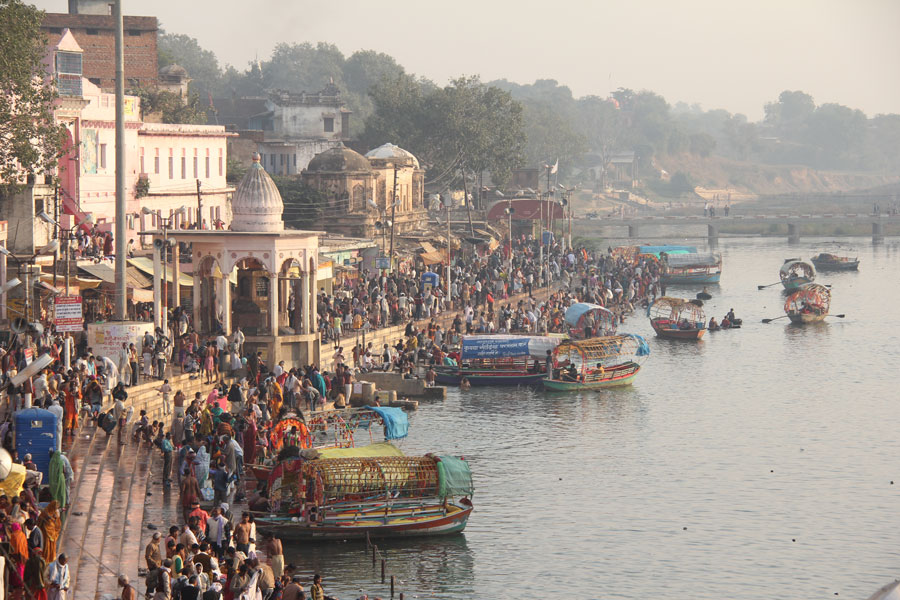 Des bateaux attendent les touristes sur le bord des ghats de la ville sacrée de Chitrakoot. Chitrakoot, Uttar Pradesh